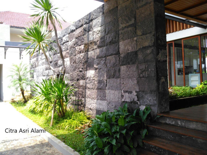 Taman di rumah daerah Kemang dengan dinding batu alam oleh Citra Asri Alami